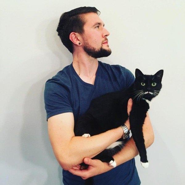 <p>Nick Canning isimli bir kedisever, evinde köpek beslediği için kedi alamıyordu.</p>