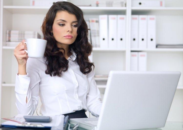 <p>Bizde çalışan kadınların gün boyu içerisinde rahat ve şık olabileceği kıyafetleri ücretleriyle birlikte sizler için derledik. İşte iş kadınlarının yapabileceği kombin önerileri...</p>
