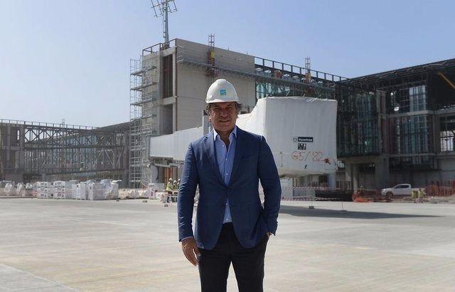 <p><strong>"143 TANE KÖPRÜMÜZ VAR, 4 TANE KÖPRÜNÜN MONTAJI BİTTİ"</strong></p>
<p>Uçuşlarda vatandaşların konforunun çok önemli olduğunu belirten İGA Havalimanları İnşaatı CEO'su Yusuf Akçayoğlu, şu açıklamalarda bulundu:</p>