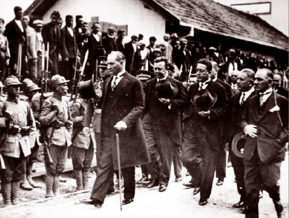 <p>1928 yılında Atatürk, Tuzla İstasyonuna gelirken görülüyor.</p>
