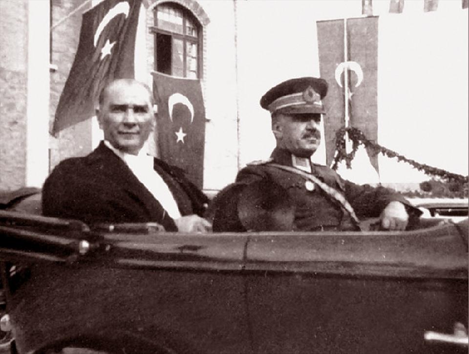 <p>Atatürk, 1933 yılındaki 29 Ekim Cumhuriyet Bayramı kutlamalarında Mareşal Fevzi Çakmak ile birlikte görülüyor.</p>
