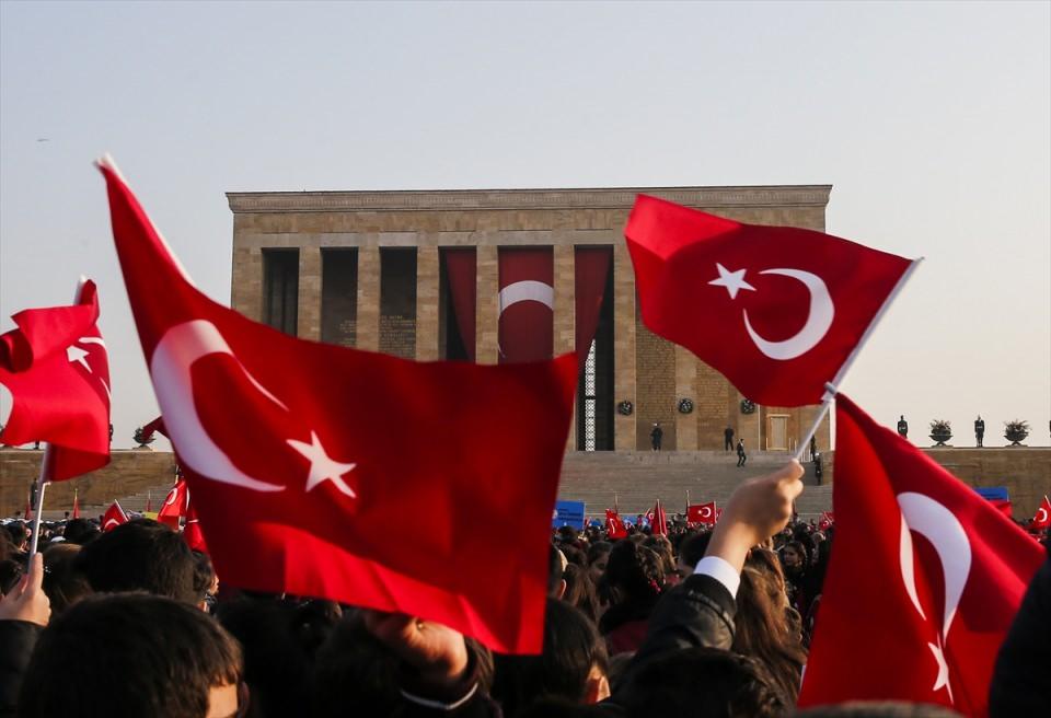 <p>Törene Cumhurbaşkanı Recep Tayyip Erdoğan, TBMM Başkanı İsmail Kahraman, Genelkurmay Başkanı Orgeneral Hulusi Akar, CHP Genel Başkanı Kemal Kılıçdaroğlu, Bakanlar Kurulu üyeleri, MHP Genel Başkanı Devlet Bahçeli, yüksek yargı organlarının başkanları, kuvvet komutanları, siyasi partilerin temsilcileri, bürokratlar ve diğer devlet erkanı yer aldı.</p>