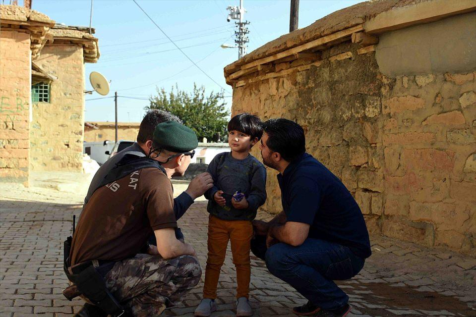 <p>Polisleri gören çocuklar da onlara sevgi gösterilerinde bulunuyor, selam duruyor.</p>