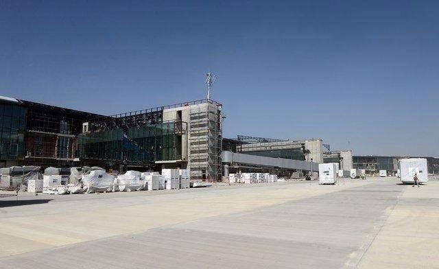<p>Projede ayrıca devlet konuk evi, 70 bin araç kapasiteli açık ve kapalı otopark, oteller, itfaiye ve benzeri destek tesisleri de yer alacak. Havalimanı ise 4 etapta tamamlanacak. Yatırım maliyetinin yaklaşık 10 milyar euro olması öngörülen havalimanının ilk etabının 2018 yılı sonunda tamamlanması hedefleniyor.</p>