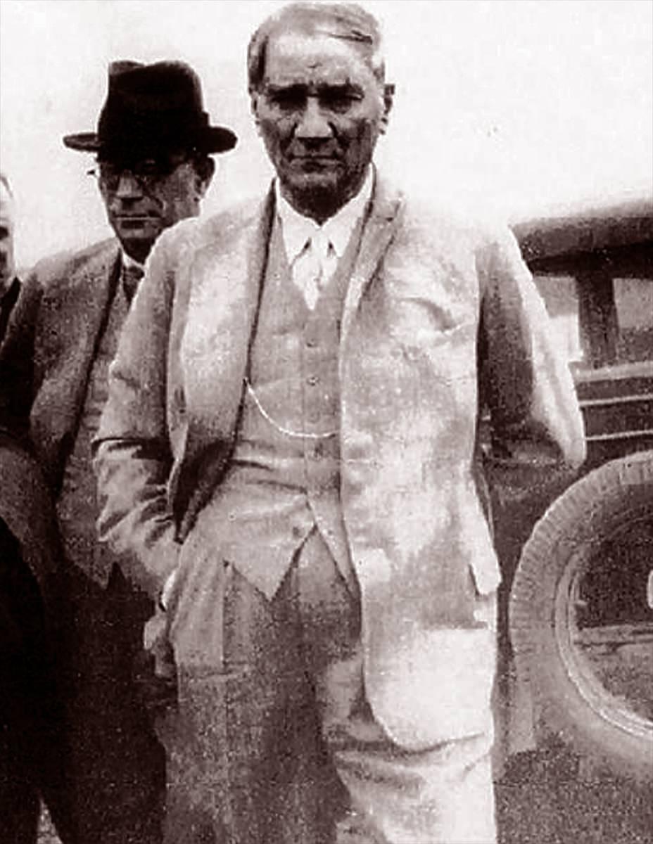 <p> Atatürk, 1933 yılında Ankara Ahlatlıbel'de görülüyor.</p>
