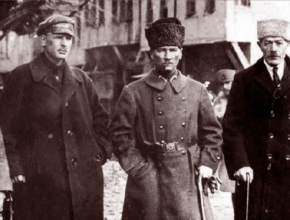 <p>Atatürk, Rusya Elçisi Semyon İvanoviç Aralov (solda) ve Azerbaycan Elçisi İbrahim Abilov (sağda) ile Afyon'un Çay İlçesinde görülüyor.</p>
