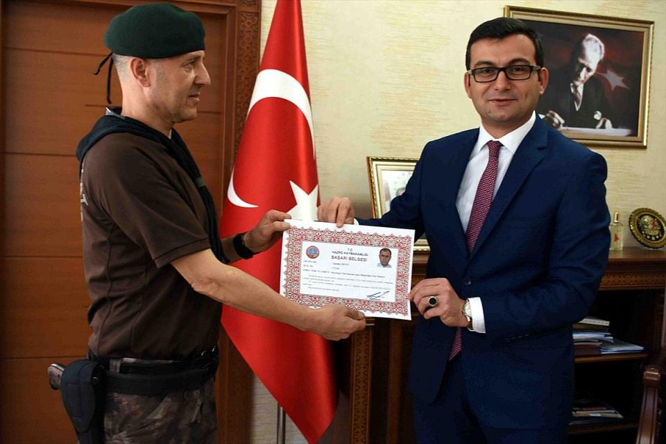 <p>Öte yandan Hazro Kaymakamı Yusuf Osman Diktaş, bu duyarlı davranışlarından dolayı tebrik ettiği özel harekat polislerine başarı belgesi verdi.</p>