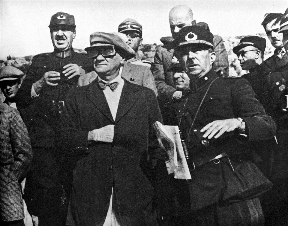 <p>Atatürk, 1937'de 2. Ordu Manevralarında görülüyor.</p>
