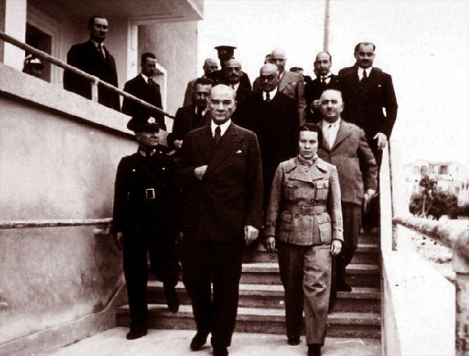 <p>Atatürk, 1938'te Sabiha Gökçen (sağda) ile birlikte görülüyor. </p>
