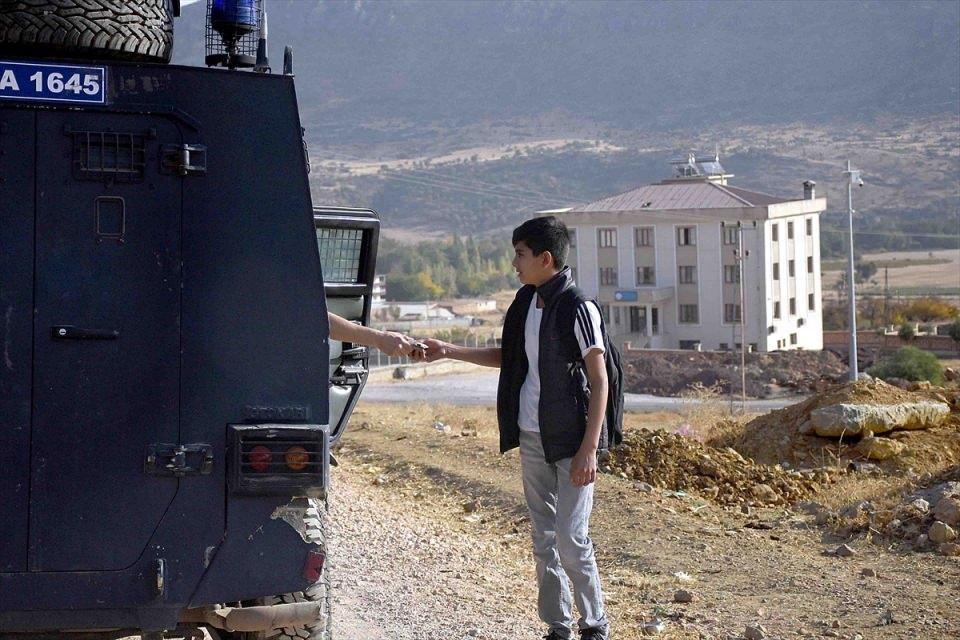 <p>Güneydoğu Anadolu Bölgesi'nde terörle ve suçluyla amansız mücadeleyi sürdüren özel harekat polisleri, görev yaptıkları yerlerde halka ve çocuklara, kurdukları sıcak diyalogla devletin gülen yüzünü gösteriyor.</p>
<p> </p>