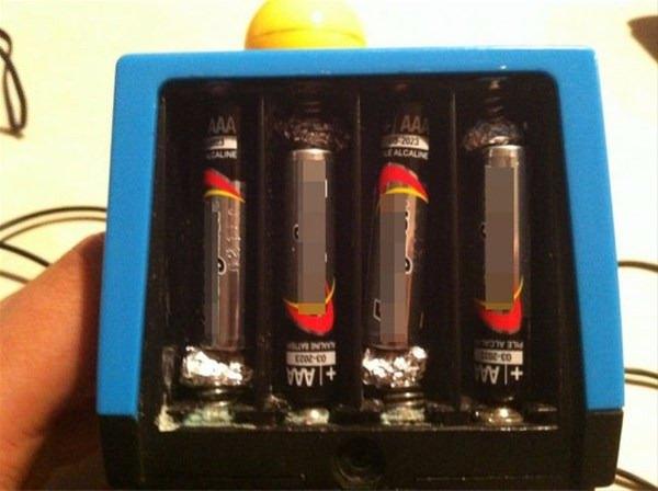 <p>Yuvasına küçük gelen pilleri kullanabilmek için kalan boşluklara alüminyum folyo ekleyebilirsiniz. </p>
<p> </p>