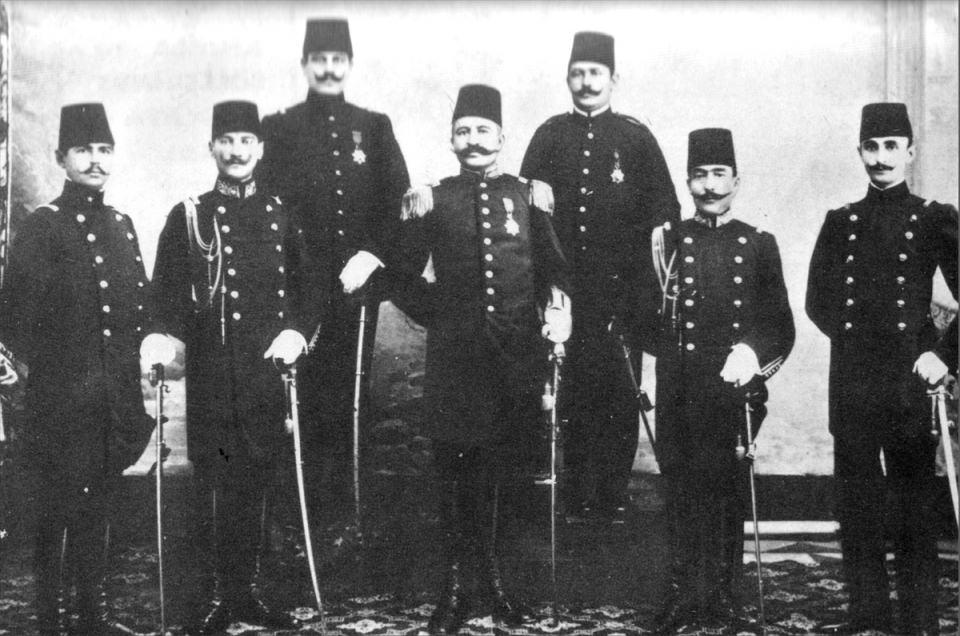 <p>Atatürk'ün (sol 2), 1902'de Harp Okulu'ndan mezun olduğu gün kılıç kuşanması görülüyor. </p>
