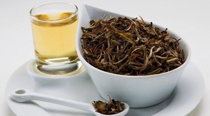 <p>-Beyaz çay içerdiği az miktarda florür sayesinde diş, diş eti ve kemiklerin sağlığını korur.</p>

<p>-Ayrıca virüs ve bakterilere karşı etkisi yeşil çaydan daha kuvvetlidir.</p>
