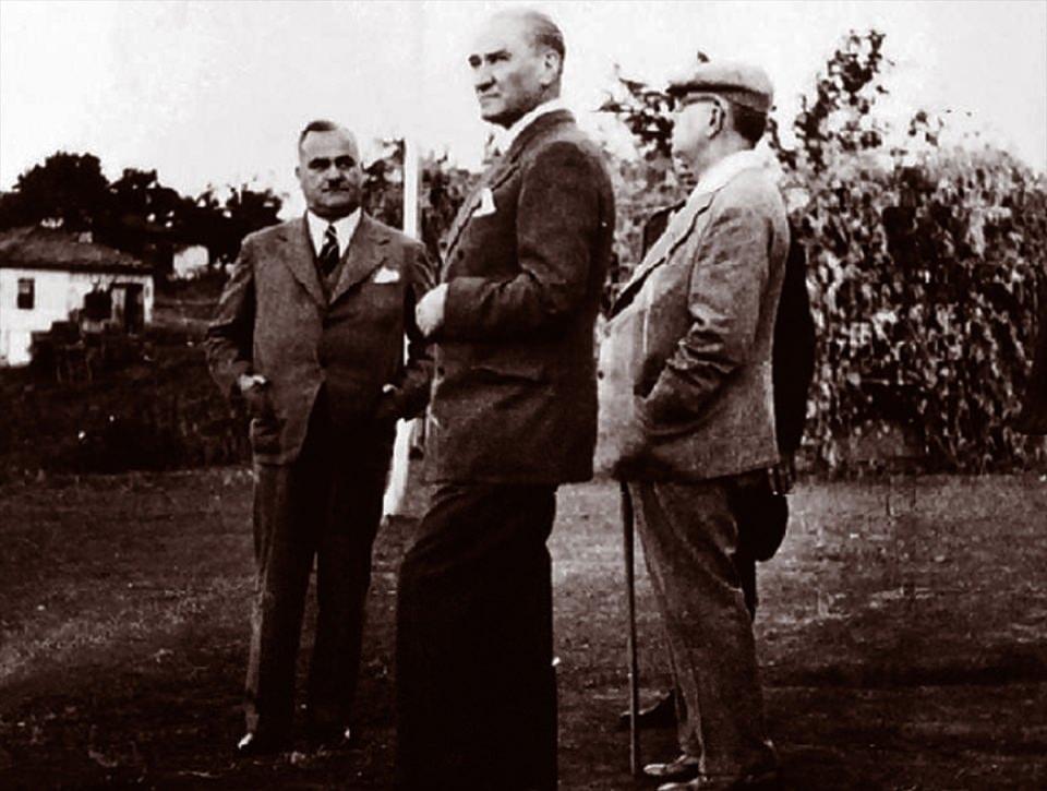 <p>Atatürk, 1934'te Muhafız Alayı'nı denetlerken görülüyor.</p>
