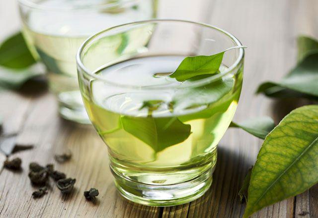 <p>-Beyaz çay, kan dolaşımı bozukluğunu ve kalp damar hastalıkları riskini azaltır.</p>
<p>-Gıdalardan alınan fazla yağın vücut tarafından emilmesini önleyerek kilo vermeye yardımcı olur.</p>