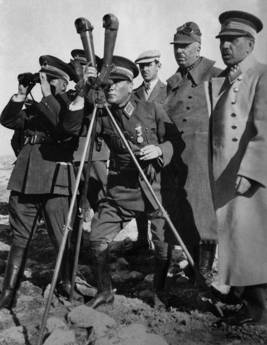 <p>Fotoğraflarda, 79 yıl önce 10 Kasım 1938'de hayata gözlerini yuman Atatürk'ün, sağlığında Türkiye'nin dört bir yanına gerçekleştirdiği ziyaretleri ve günlük hayatından kesitleri yansıtan kareler yer aldı.<br />
<br />
<strong>Fotoğraf Ankara, 8 Ekim 1926</strong></p>
<p> </p>