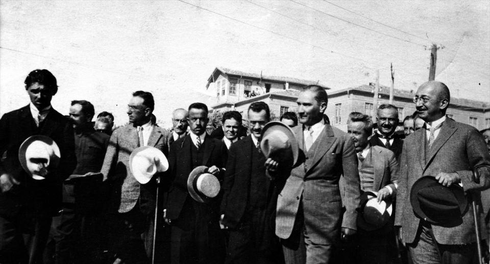 <p>Atatürk, 1 Eylül 1925'te Şapka İnkılabı sonrası Kastamonu'dan Ankara'ya dönüşünde Hakimiyet-i Milliye (Ulus) Meydanı'nda... Kütahya Milletvekilleri Nuri Conker (sol 2), Cevdet Bey (sol 3), Refik Saydam (sağda), Yunus Nadi Abalıoğlu (Atatürk'ün arkasında), Recep Peker (Abalıoğlu'nun arkasında). </p>
