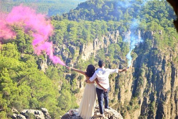 <p>Antalya'da tanınmış işadamlarından Anadolu Park Restaurant'ın sahibi Uğurhan Yeğinaltay'ın kızı Ceren ile eşi Mustafa Uyanık, gelin-damat fotoğraflarını 200 metrelik dev uçurumda çektirdi. Fotoğrafları çeken firmanın yetkilisi Bülent Ak, ilk gelin-damat fotoğrafı çekimini sosyal medyada paylaştıktan sonra önümüzdeki günlerde evlenmeyi planlayan 5-6 çiftten daha burada fotoğraf çekimi yapılması yönünde talep aldıklarını söyledi.</p>
