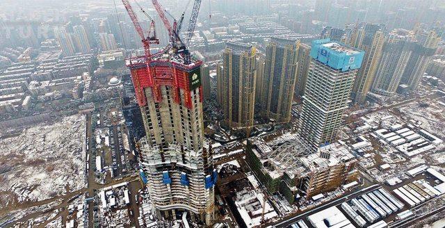 <p>648 metre uzunluğuyla, Çin'in en yüksek 3. binasının maliyetiyse tam 4.5 milyar dolar</p>
<p> </p>