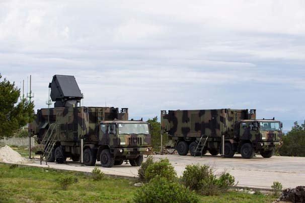<p>NATO'nun Güney kanadının güvenliğini artırmak amacıyla Türkiye'ye konuşlandırılan Samp-T, bugüne kadar İtalyan askeri tarafından NATO şemsiyesi altında Türkiye'yi de tatmin edecek bir caydırıcılıkla görev yapmakta. </p>