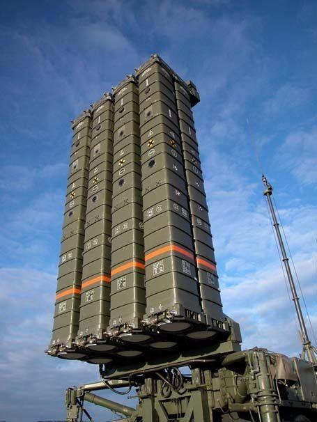 <p>Türkiye, savunma sanayisini geliştirmek amacıyla atmış olduğu bu stratejik adım sayesinde, NATO'nun 2016 yılında düzenlenen Varşova Zirvesi'nin sonuç bildirgesinde yer alan taahütlerinde de müttefik olarak onemli bir adım atmış oluyor. Zira müttefiklerin savunma harcamalarının GSYH'nin yüzde 2'sine ulaşması yönündeki hedefi konusunda ciddi bir atılım gerçekleştirmiş olan Türkiye, aynı zamanda NATO'ya uyumlu ve diğer müttefiklerin de hava sahasını güçlendirecek bir yatırıma imza atmış oldu. Türkiye'nin İttifak'a katkısı da aynı ölçekte artmış olacak.</p>
<p> </p>