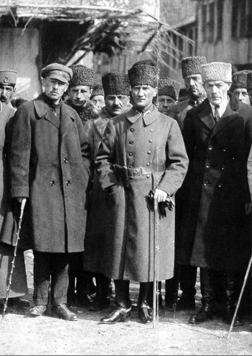 <p>Atatürk, 1922'de Rus ve Azerbaycan heyeti ile birlikte Afyon'un Çay ilçesinde görülüyor.</p>
