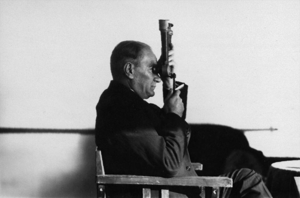 <p>Atatürk'ün vefatı üzerine, doktorlarının düzenlediği 10 Kasım 1938 tarihli resmi ölüm raporu da paylaşıldı.<br />
<br />
<strong>Fotoğraf Ege Vapuru, 27 Kasım 1930</strong></p>

<p> </p>
