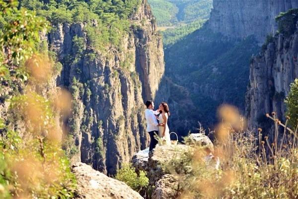 <p>Özellikle doğa gruplarının büyük ilgi gösterdiği kanyon uzun yıllardır sadece yerli halk tarafından biliniyordu. Meraklılar, Tazı Kanyonu'nun en tepesinde dev kayalıklar arasından Köprüçay Nehri'ni de tam olarak gören noktada fotoğraf çektirmek için rafting merkezinin yaklaşık 10 kilometre kuzeyindeki bu kanyona gidiyor.</p>
