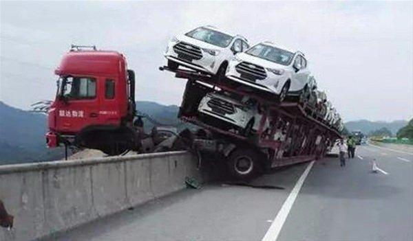 <p>Uçurumun kenarında aşağı düşmek üzereyken son anda duran tır, görenleri şok etti...</p>
