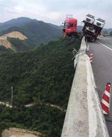 <p>Tırın şoförü şans eseri kurtarıldı. Ve o anlar kameralara işte böyle yansıdı.</p>
