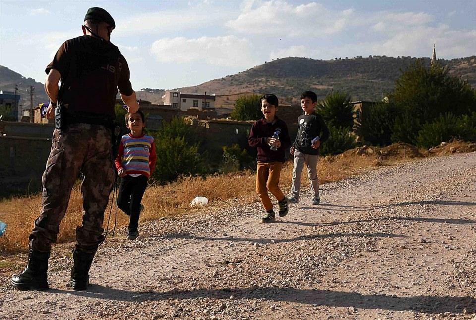 <p>Yine bir devriye görevi sırasında bir çocuğun kendilerine el sallaması üzerine zırhlı araçlardan inen polisler çocuklarla oyun oynadı.</p>
