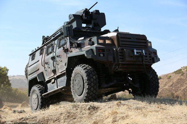 <p><strong>TÜRKİYE'NİN GÖKYÜZÜNDEKİ ASKERLERİ GÖREVE HAZIR</strong></p>

<p>Öte yandan Savunma Sanayii Müsteşarı ve Savunma Teknolojileri Mühendislik AŞ (STM) Yönetim Kurulu Başkanı İsmail Demir, AA muhabirine yaptığı açıklamada, STM tarafından geliştirilen ve ilk kez 13'üncü Uluslararası Savunma Sanayii Fuarı'nda sergilenen "kamikaze drone"ların seri üretimine başlandığını bildirdi.</p>
