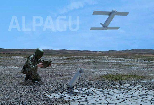 <p>Seri üretimine başlanan "drone"ların isimleri öz Türkçe ve savunmayı hedefleyen askeri ikonlardan seçildi. Asimetrik harp ve terörle mücadele operasyonlarının en kritik ekipmanlarından biri olmaya aday ALPAGU, eski Türkçe'de "tek başına düşmana saldıran yiğit" anlamını taşıyor.</p>
<p> </p>