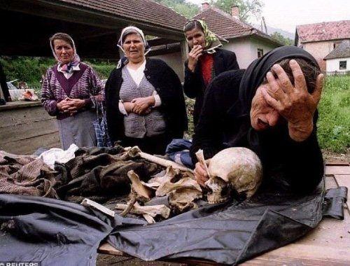 <p>Bosnalı bir kadın, savaş sırasında hayatını kaybetmiş ve toplu mezara gömülmüş oğlunun kalıntıları üzerine yas tutarken,</p>

<p>1992.</p>
