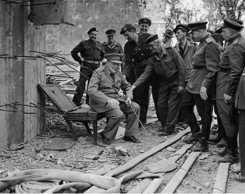 <p>Hitler'in makam koltuğundan kalana oturup poz veren Winston Churchill,</p>

<p>1945. </p>
