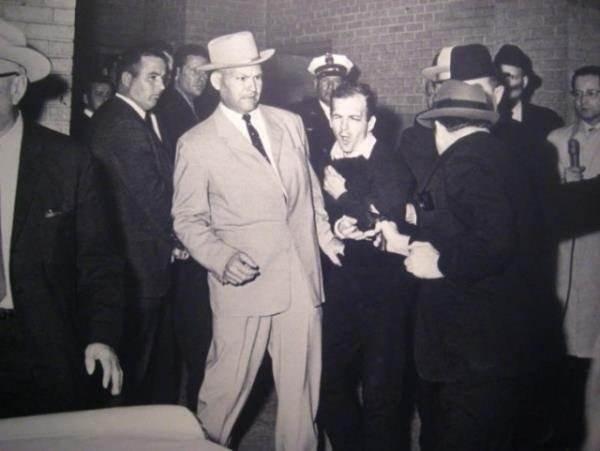 <p>Jack Ruby, ABD Başkanı John F. Kennedy'nin katil zanlısı Lee Harvey Oswald mahkemeye götürülürken kameralar karşısında öldürdü.</p>

<p> </p>
