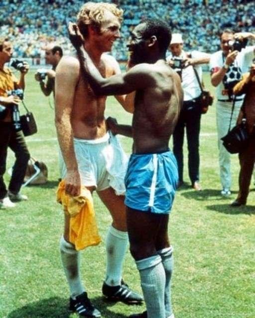 <p>Bobby Moore ve Pele Birbirlerini Kutlarken,</p>

<p>1970 Dünya Kupası </p>
