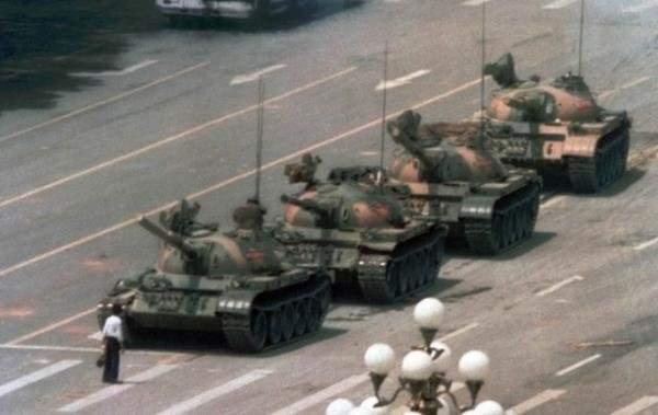 <p>Tiananmen Meydanı ve gerçek dik duruş,</p>

<p>1989 Çin </p>
