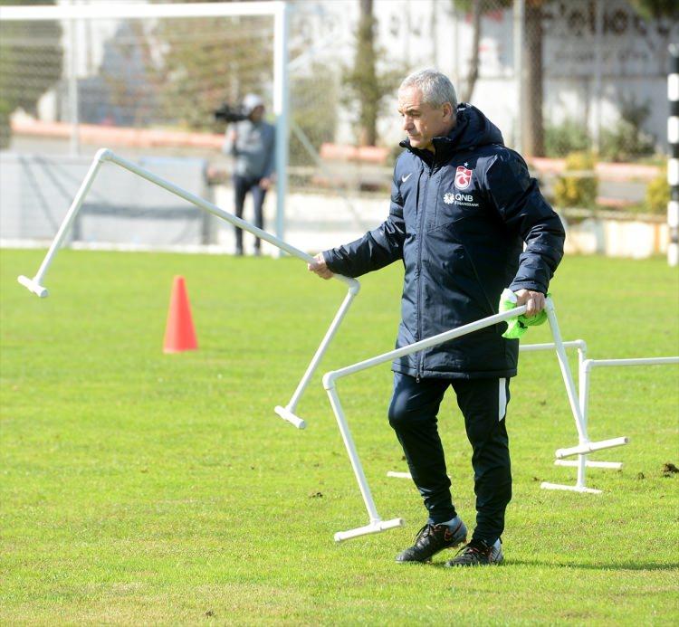 <p>Bakkal Hasan Efendi’nin idare etmesiyle denemelere giden Çalımbay seçmelerde Beşiktaş’a girmeyi başararak unutulmaz bir kariyerin başlangıcına adım attı.</p>
