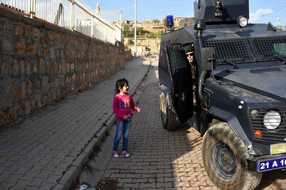 <p>Mahalle aralarından ve evlerinden koşarak zırhlı araçların yanına gelen çocuklar, polislerle sohbet ediyor onların ikram ettiği bisküvi ve çikolataları tadıyor.</p>