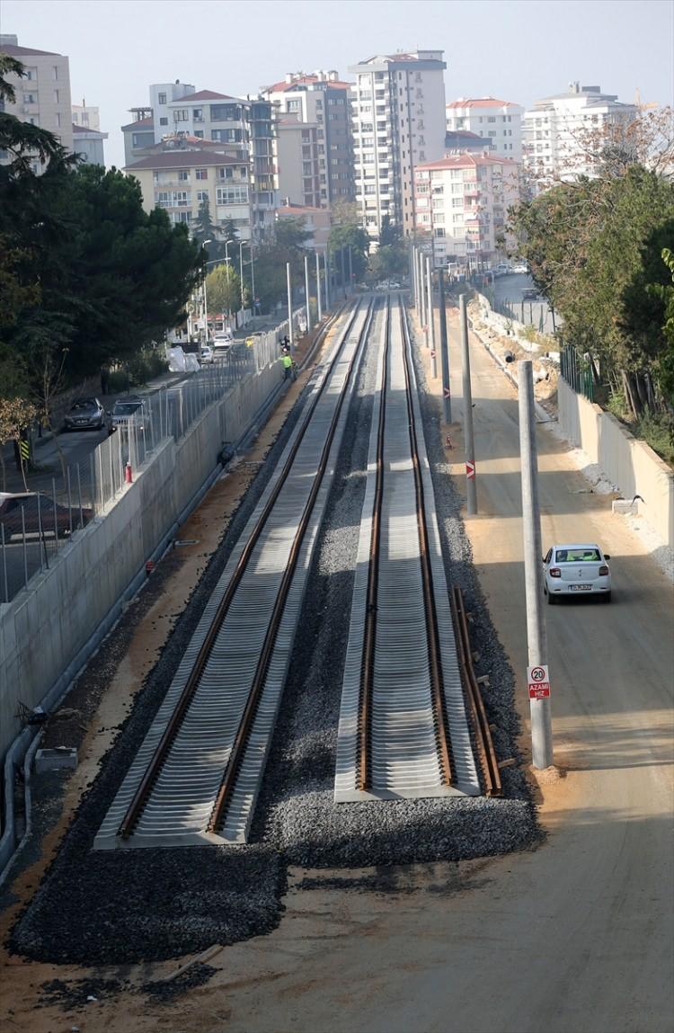 <p><strong>"2 BANLİYÖ BİR ŞEHİRLERARASI HAT OLACAK"</strong></p>
<p>Bu hat üzerinde ikisi banliyö biri şehirlerarası trenlere hizmet edecek hızlı tren hattının bulunacağını belirten Bakan Arslan şunları söyledi:</p>
