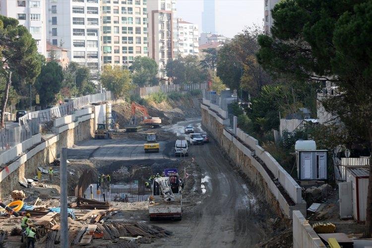 <p>2018'in Ağustos ayına kadar bu hat üzerinin tamamında inşaatı, altyapı çalışmalarını, elektro mekanik sistemleri bitirip, rayları tamamen döşemiş ve Eylül sonu itibariyle de sinyal çalışmalarını bitirmiş olacağız.</p>