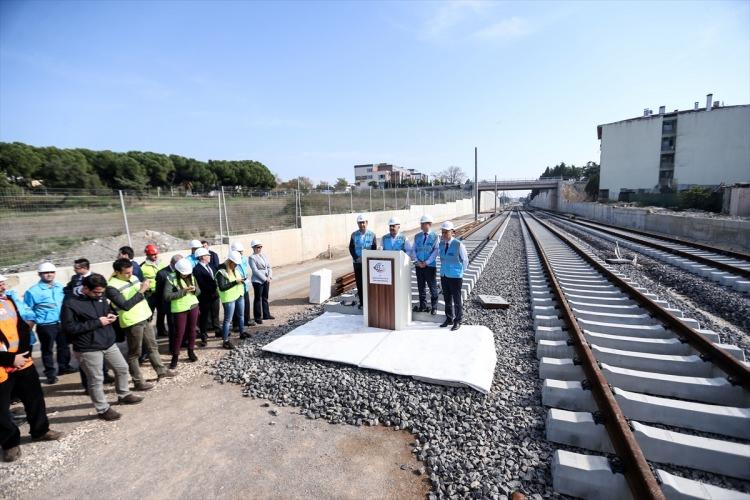 <p>Haydarpaşa Garı yüksek hızlı tren garı olarak hem yolculara hizmet edecek hem de trenlerin gare(istasyon) sahası olarak hizmet verecek" ifadelerini kullandı</p>