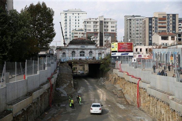 <p>Avrupa ile Asya arasında kesintisiz Demiryolu bağlantısı sağlanacak. Tek yönde saatte 75 bin kişi taşıma kapasitesi ile günde 1 milyon 200 bin kişinin İstanbul'un iki yakasında ulaşımını sağlayacak.</p>