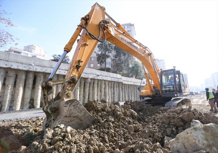 <p><strong>PEKİN'DEN LONDRA'YA KESİNTİSİZ DEMİRYOLU BAĞLANTISI</strong><br />
<br />
Araç trafiğinin Tarihi Yarımada'ya etkilerinde azalma sağlanacak. Proje, Pekin'den Londra'ya kesintisiz demiryolu bağlantısının son halkası.</p>