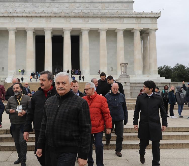 <p>Başbakan Binali Yıldırım, resmi ziyaret için geldiği ABD'nin başkenti Washington'da anıtlar ve heykeller bölgesinde sabah yürüyüşü yaptı. </p>

