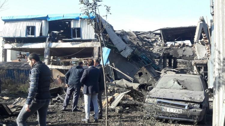 <p>Bursa’nın Gürsu ilçesinde bir fabrikada meydana gelen patlamada 4 işçi hayatını kaybetti. </p>

<p> </p>
