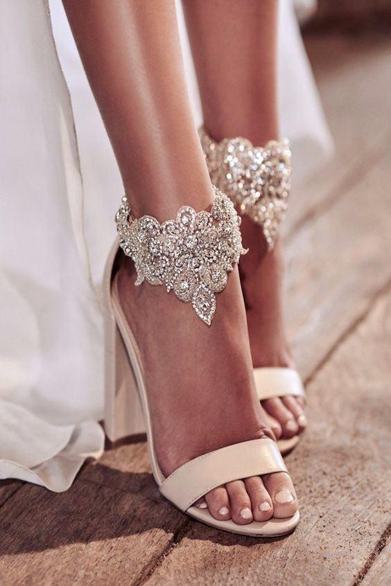 <p>Her genç kızın hayallerini süsleyen düğün günü aksesuarlarından biri olan gelin ayakkabısında bu yıl trend işlemeli modellerde.</p>
