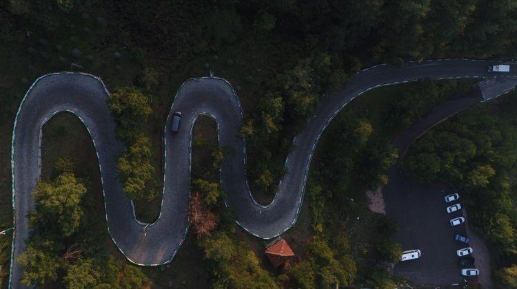 <p>Bursa'da Uludağ'ın eteklerindeki Dobruca Mahallesi'nin drone ile havadan görüntülenen virajlı yolu, kıvrılarak ilerleyen yılana benzetiliyor.</p>

