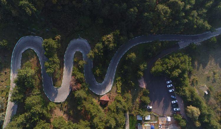 <p>Bursa'da, Uludağ'ın eteklerinde bulunan Dobruca Mahallesi'nin drone ile havadan görüntülenen virajlı yolu, kıvrılarak ilerleyen yılanı andırıyor.</p>

<p> </p>
